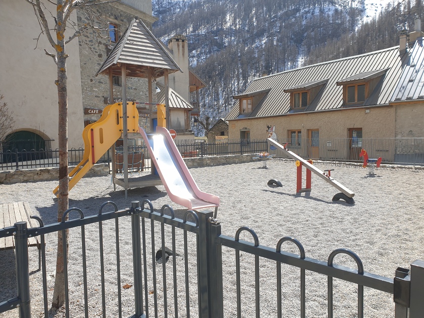 Aire de jeux à Villar d'arène - © OTHV