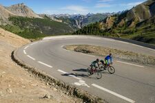 Cyclistes dans l'une des dernières épingles à cheveux du col de l'Izoard - © F. Dupuis