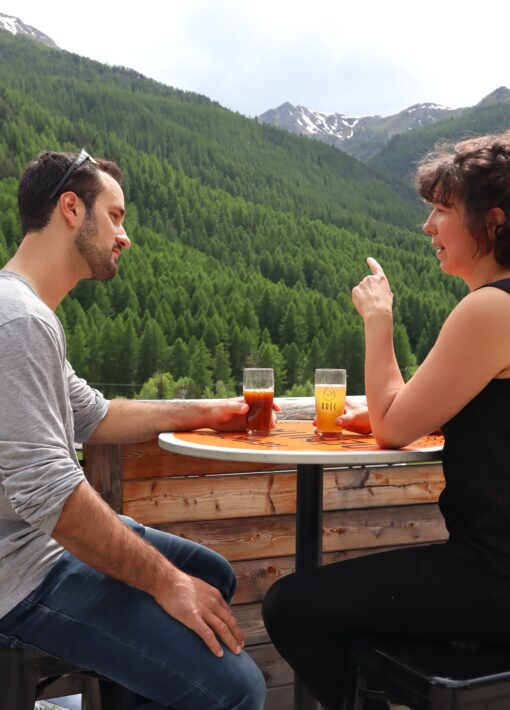Verre en terrasse, bar le Brec, bière bbec, Névache, printemps 2025 - Laury Chamerlat (7)