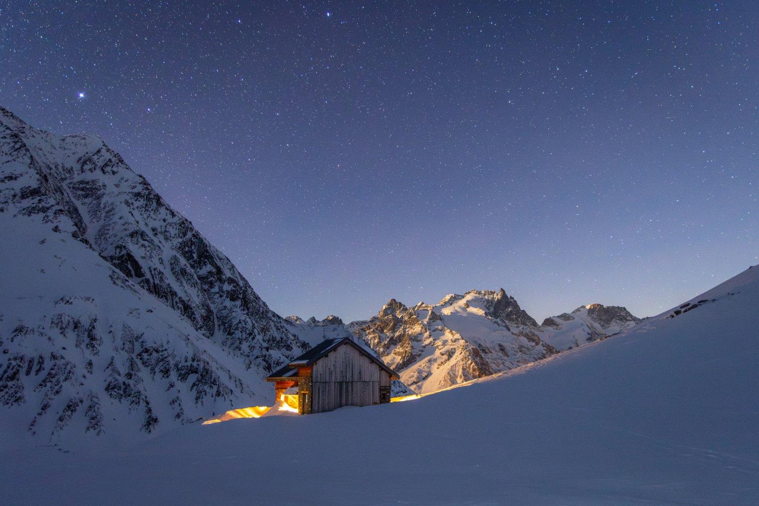 Goléon Refuge and Goléon Peak interior and night, winter - T.Blais (18)