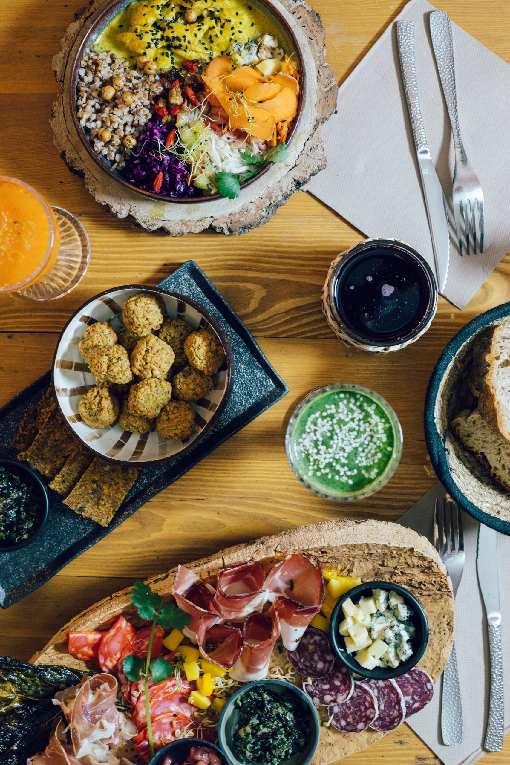 A colorful lunch at Le Brin Sauvage in Névache ©Larebellestudio