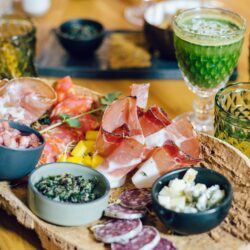 Repas du midi coloré au Brin sauvage Névache ©Larebellestudio (5)