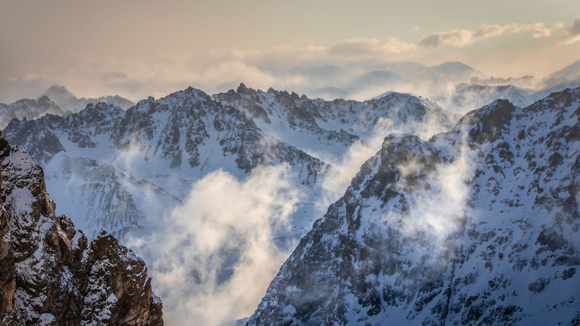 Refuge Adèle Planchard en ski de randonnée_ vue montagne sommets-©T. Blais