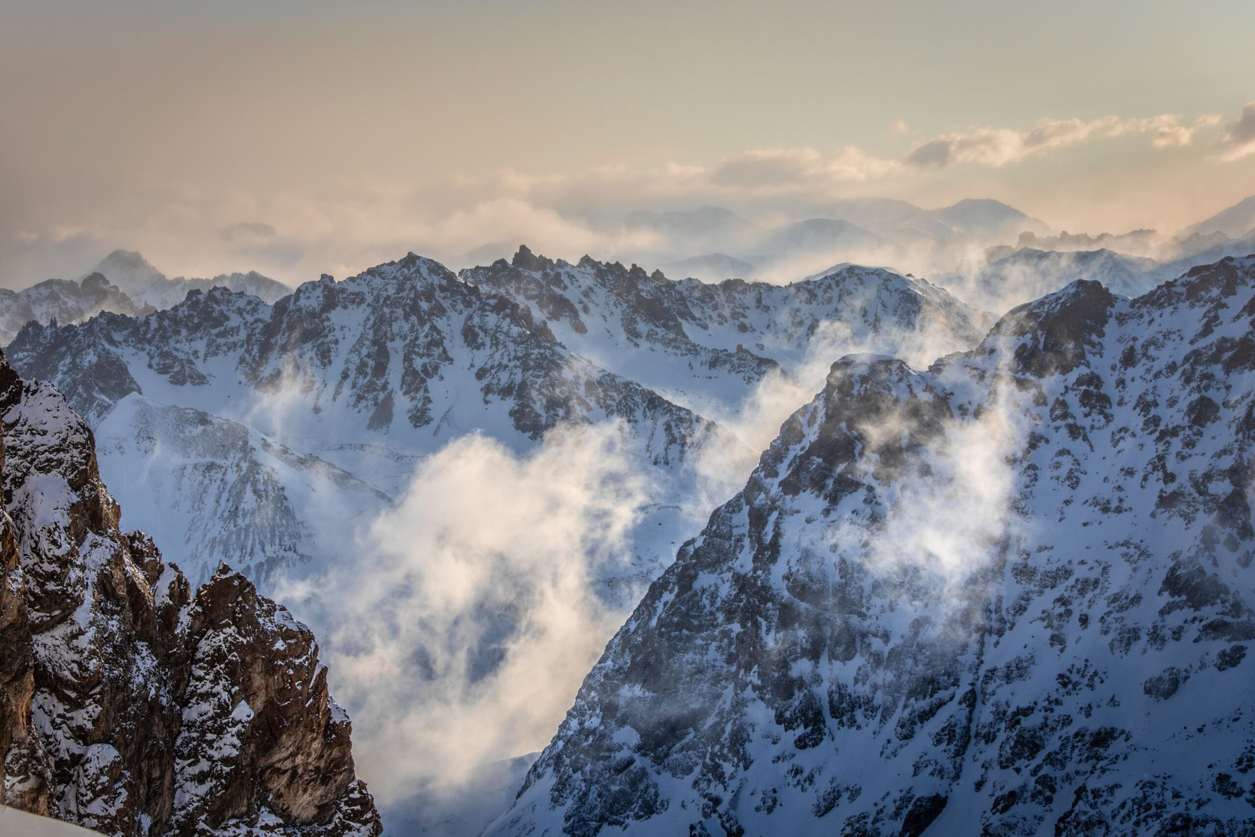 Refuge Adèle Planchard en ski de randonnée_ vue montagne sommets-©T. Blais