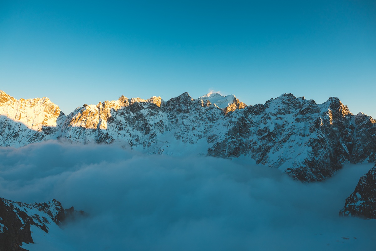 itinérance Paysages depuis Adèle Planchard, mer de nuage, la Barre des Écrins coucher de soleil, hiver ©Arthur Delicque - collection FFCAM (3)