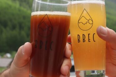 Verre-en-terrasse-bar-le-Brec-biere-bbec-Nevache-printemps-2025-Laury-Chamerlat-