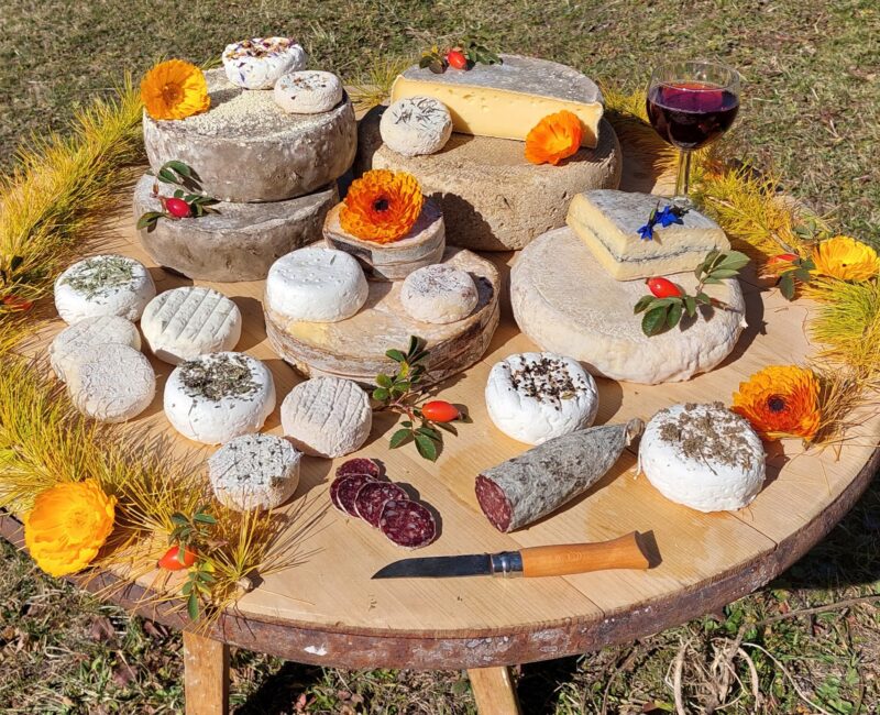 table produits locaux - charcuteries fromages