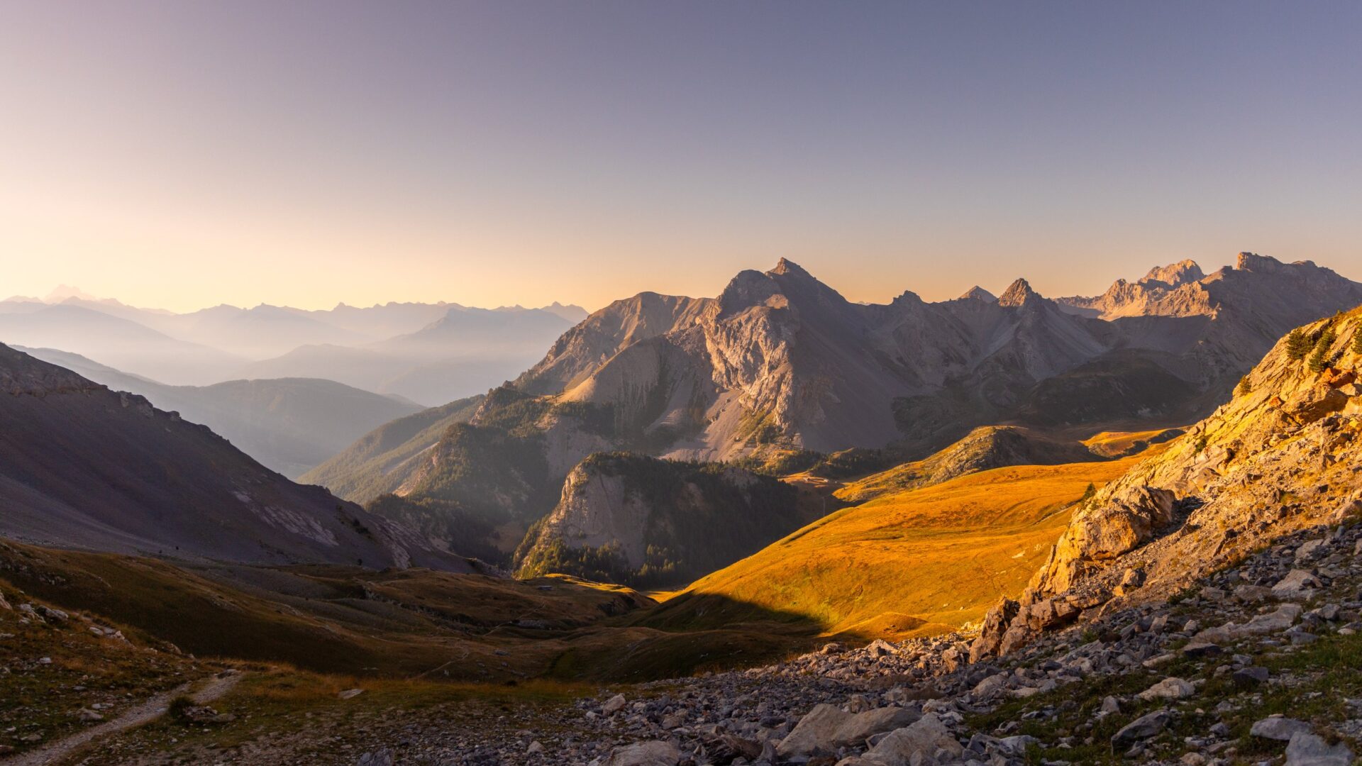 Pic de Beaudouis, col des Ayes et chalets de vers le col-©T.Blais